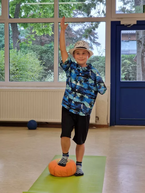 Junge beim Inklusionsyoga